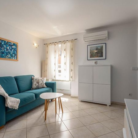 Degrassi Square Apartments (Adults Only) 브르사르 외부 사진