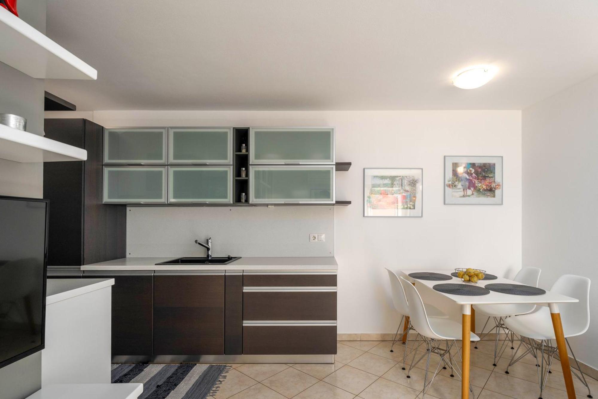Degrassi Square Apartments (Adults Only) 브르사르 외부 사진