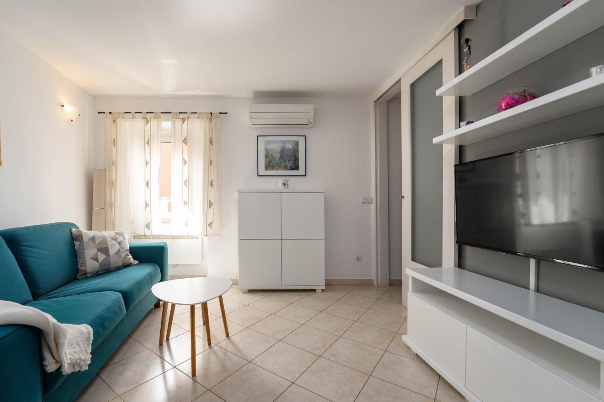 Degrassi Square Apartments (Adults Only) 브르사르 외부 사진