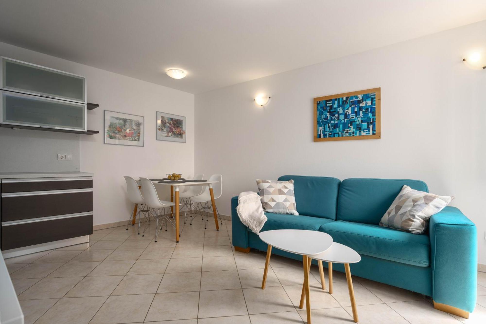Degrassi Square Apartments (Adults Only) 브르사르 외부 사진