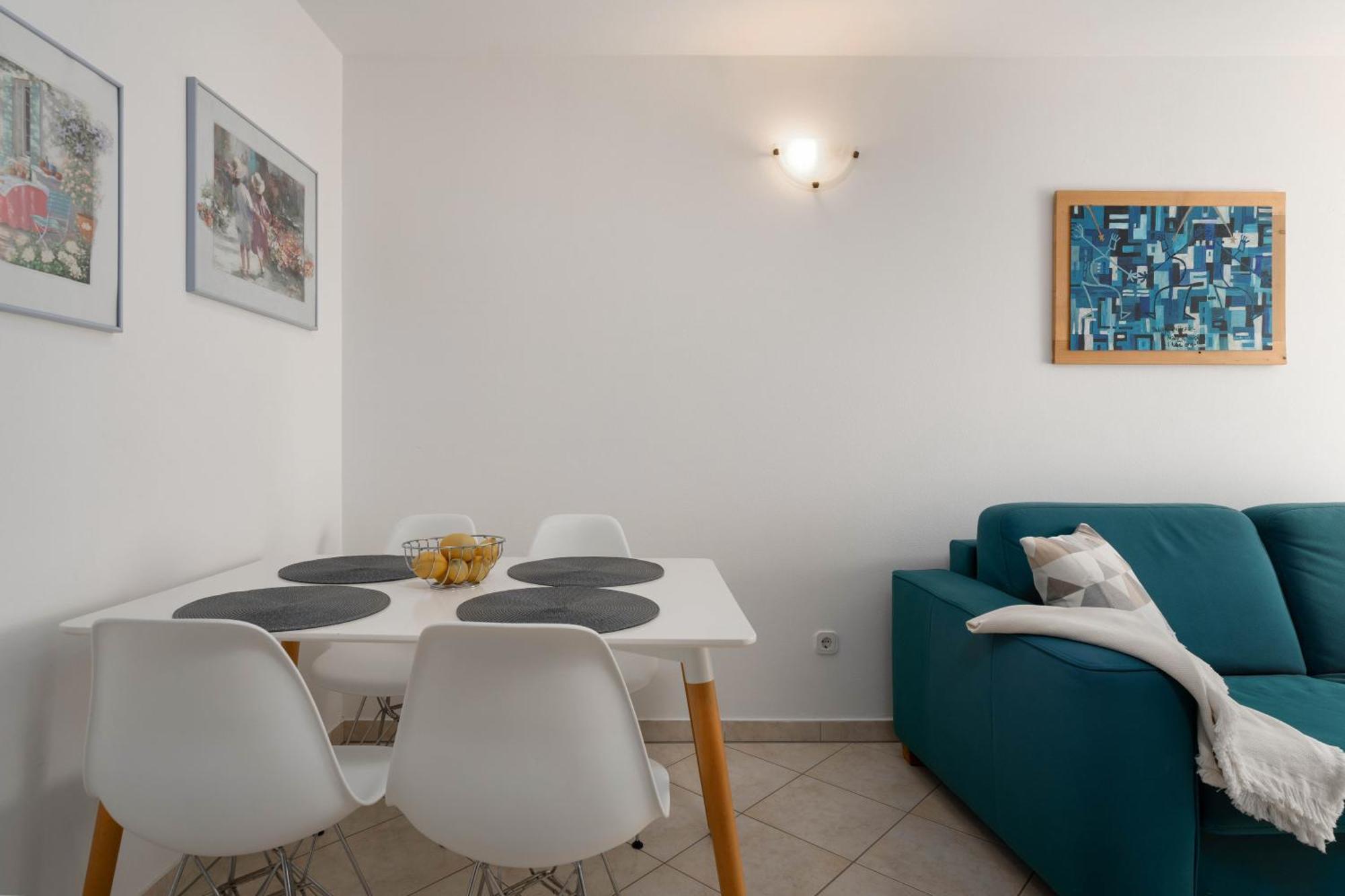 Degrassi Square Apartments (Adults Only) 브르사르 외부 사진