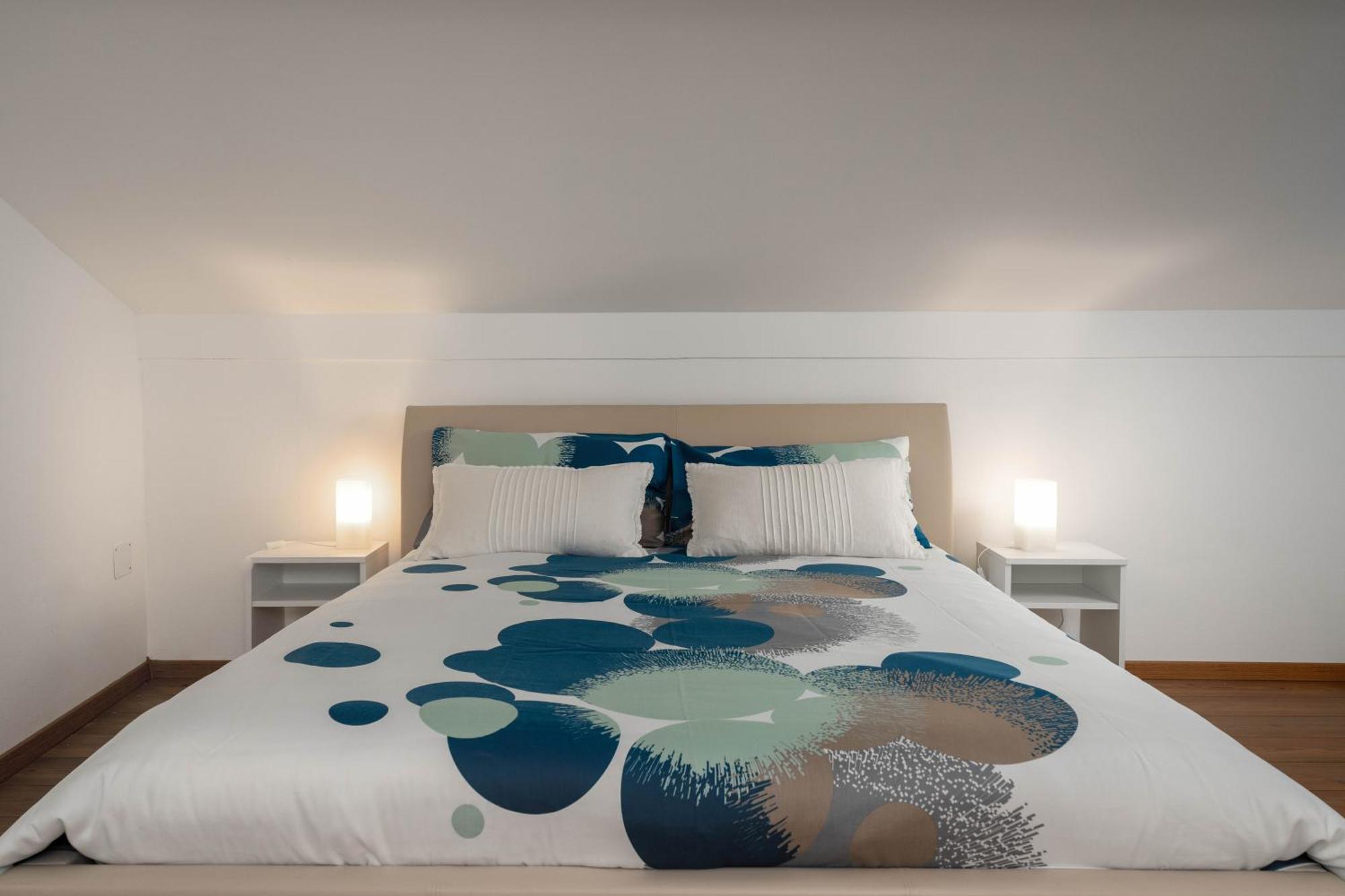Degrassi Square Apartments (Adults Only) 브르사르 외부 사진
