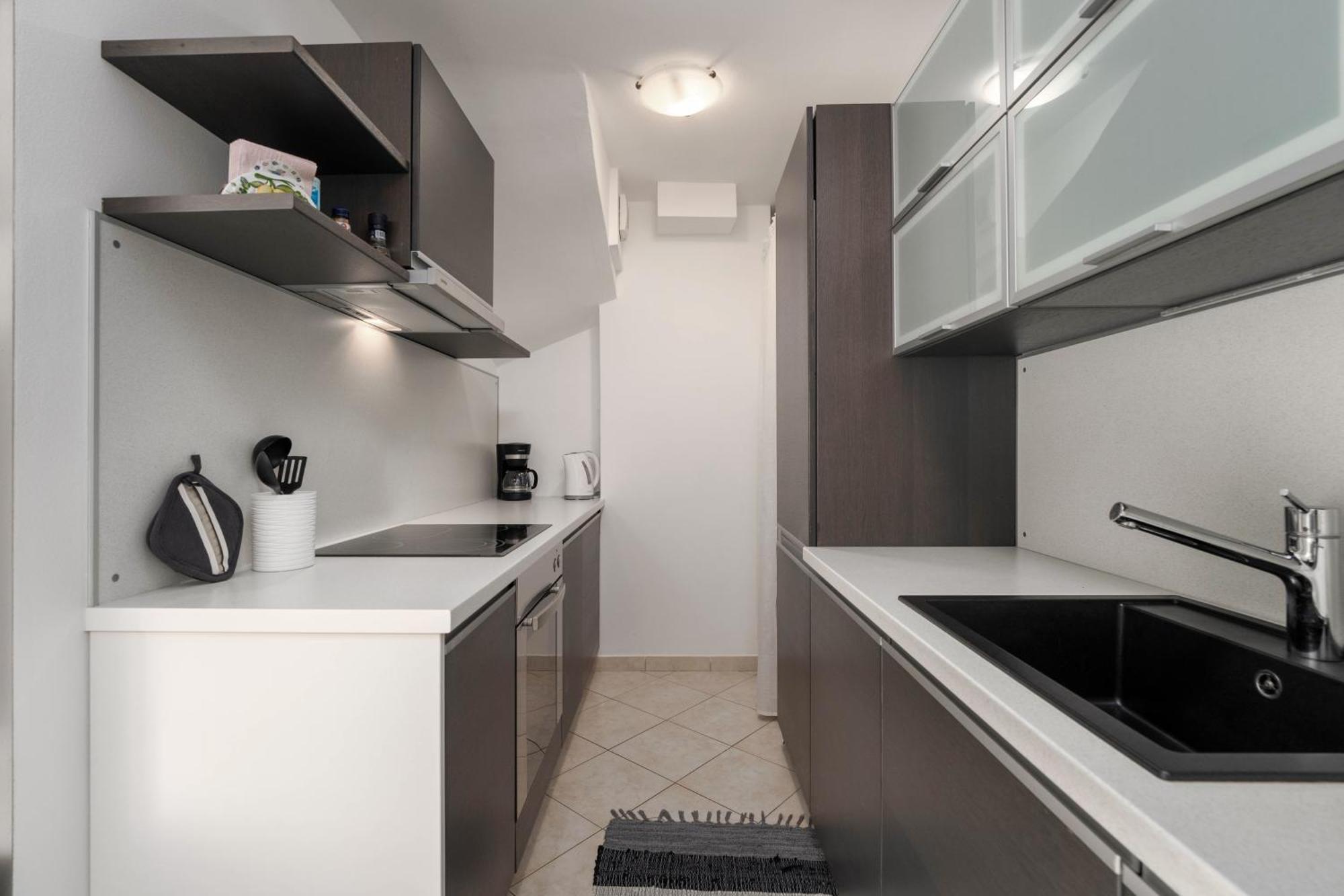 Degrassi Square Apartments (Adults Only) 브르사르 외부 사진
