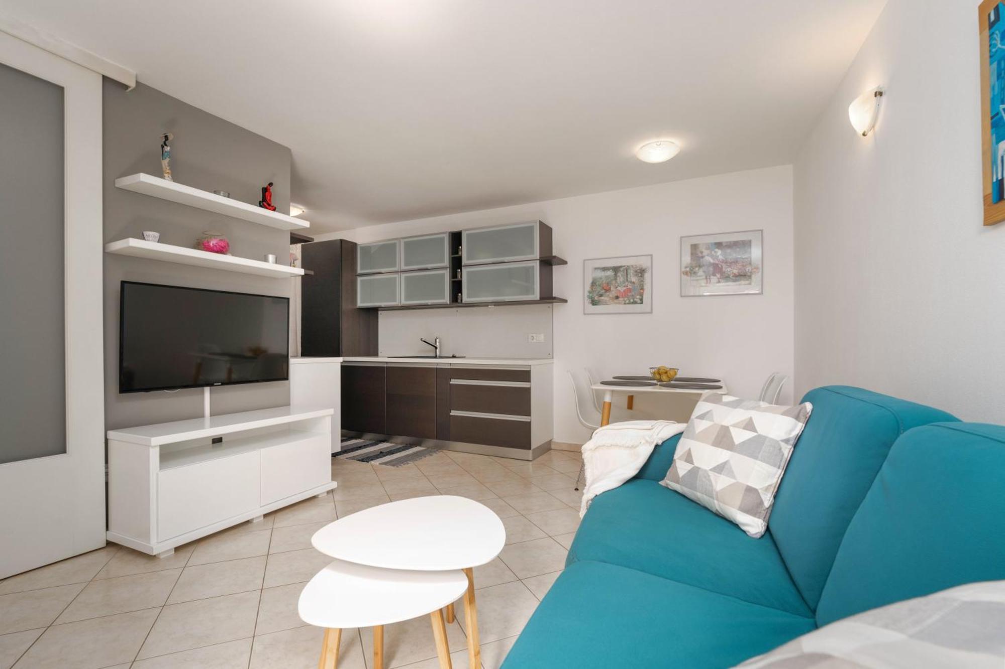 Degrassi Square Apartments (Adults Only) 브르사르 외부 사진