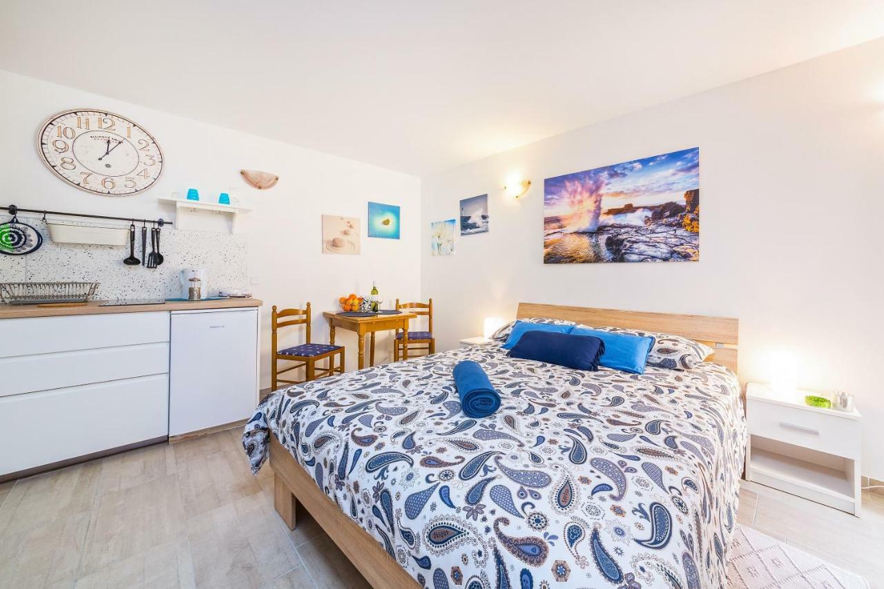Degrassi Square Apartments (Adults Only) 브르사르 외부 사진