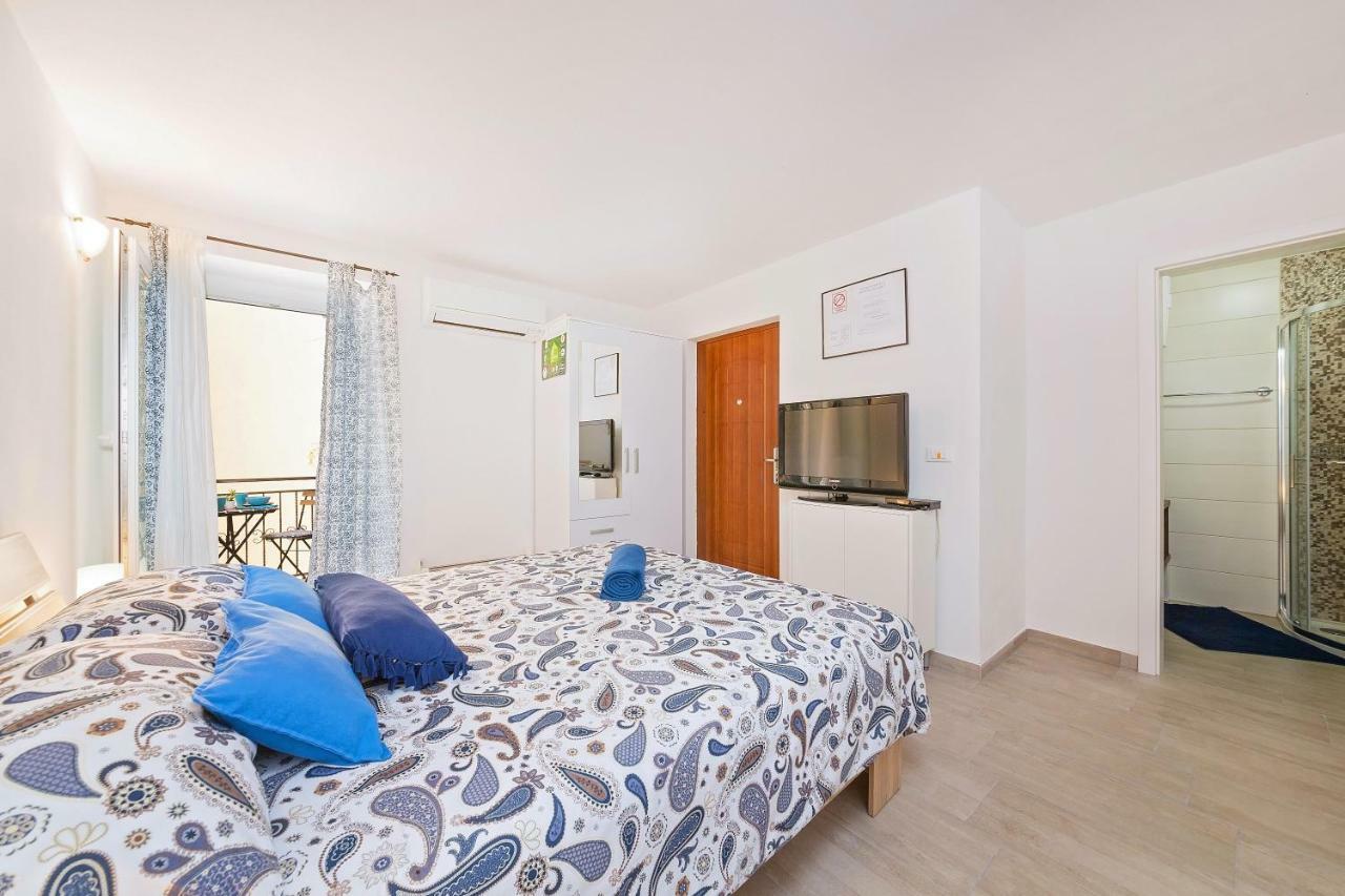 Degrassi Square Apartments (Adults Only) 브르사르 외부 사진