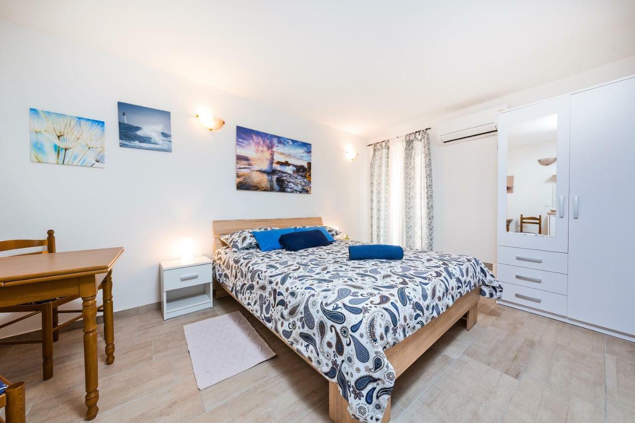 Degrassi Square Apartments (Adults Only) 브르사르 외부 사진