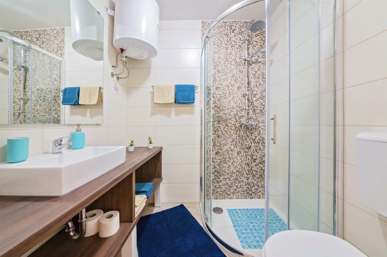 Degrassi Square Apartments (Adults Only) 브르사르 외부 사진