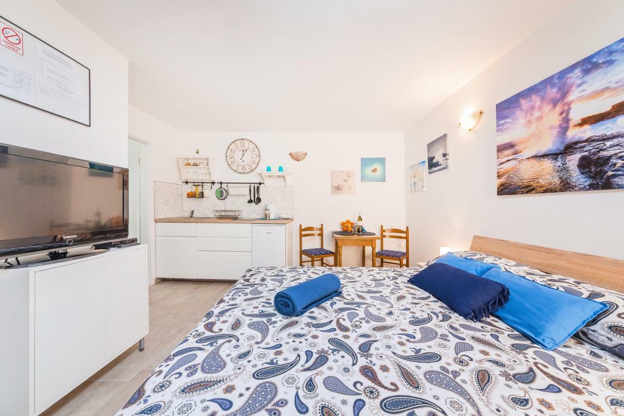 Degrassi Square Apartments (Adults Only) 브르사르 외부 사진