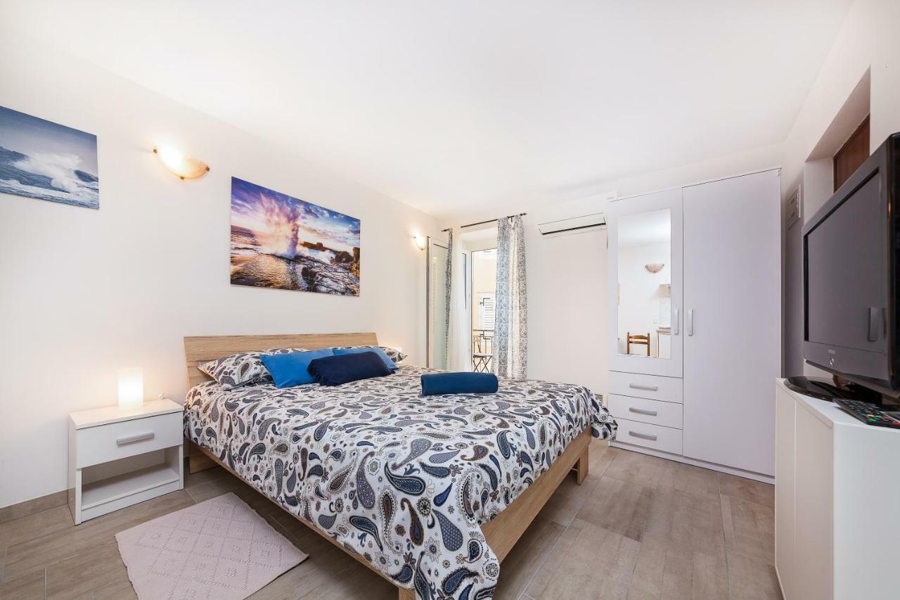 Degrassi Square Apartments (Adults Only) 브르사르 외부 사진
