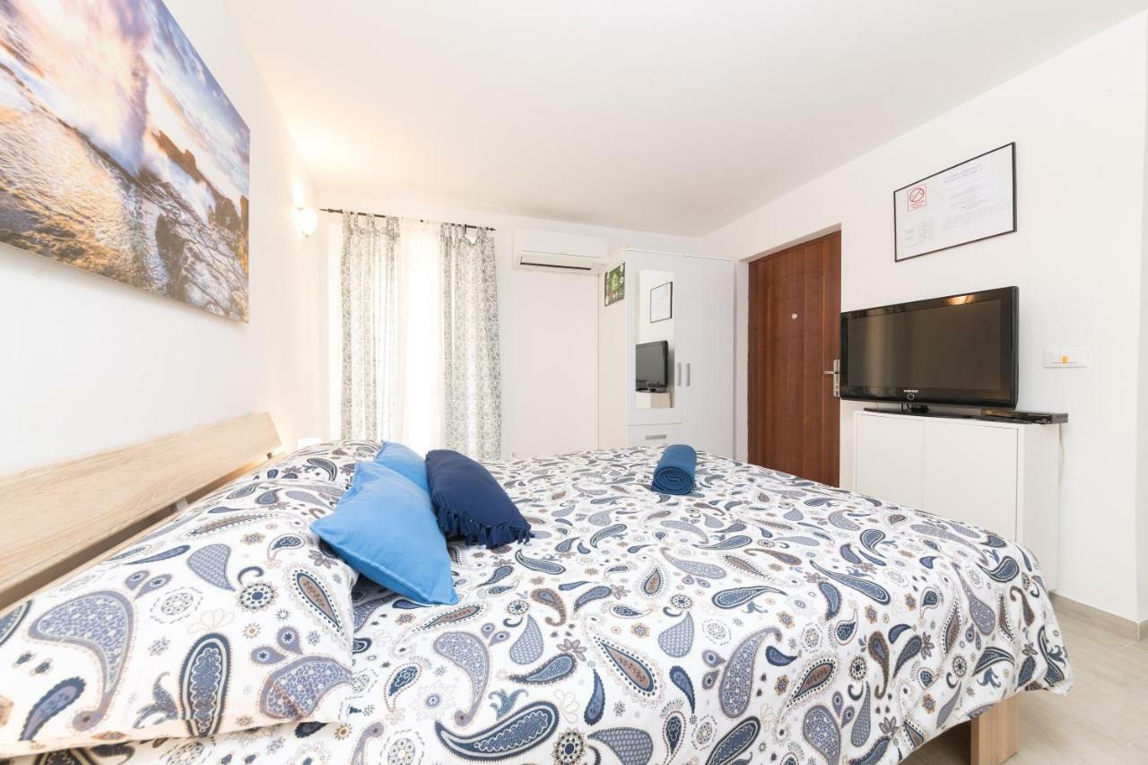Degrassi Square Apartments (Adults Only) 브르사르 외부 사진
