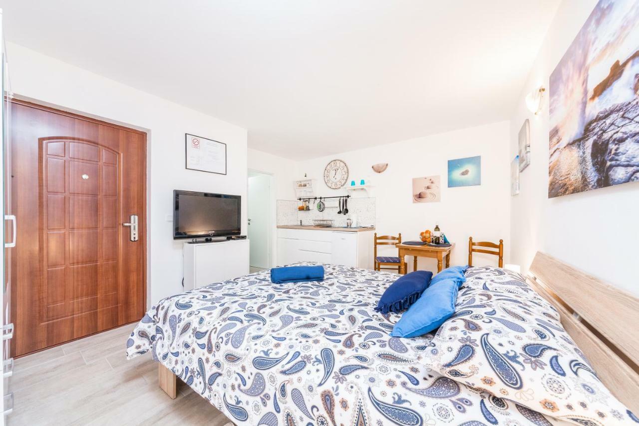 Degrassi Square Apartments (Adults Only) 브르사르 외부 사진
